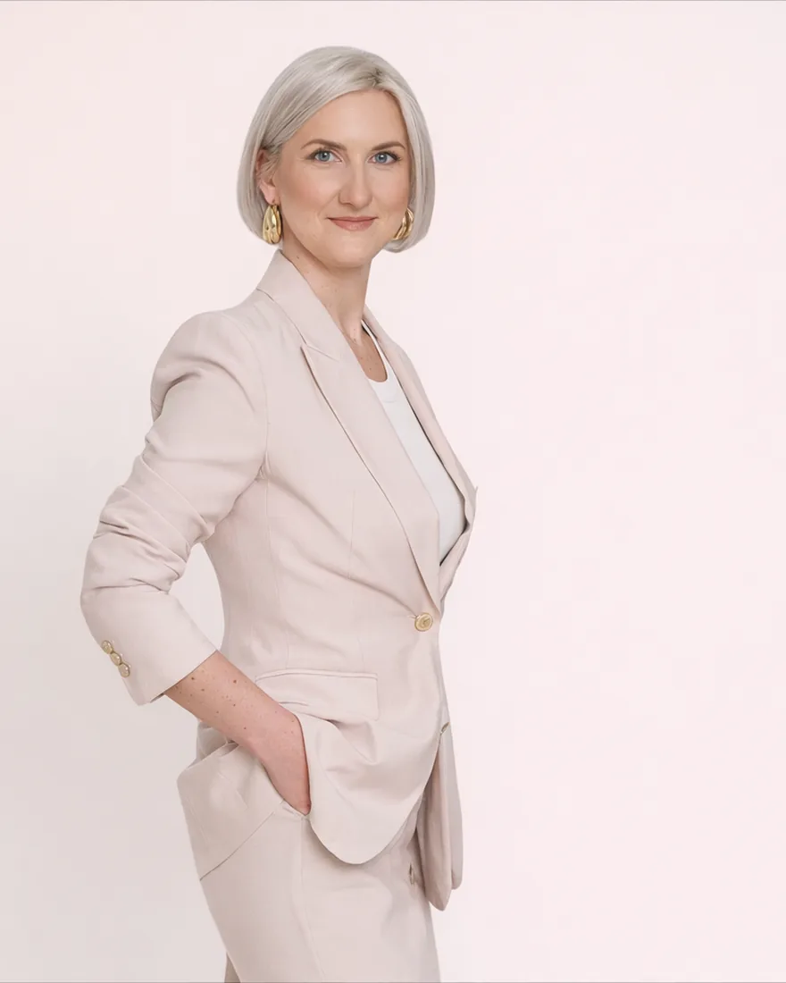 Ewa Gardyańczyk, psycholożka, w jasnej marynarce, uśmiecha się
