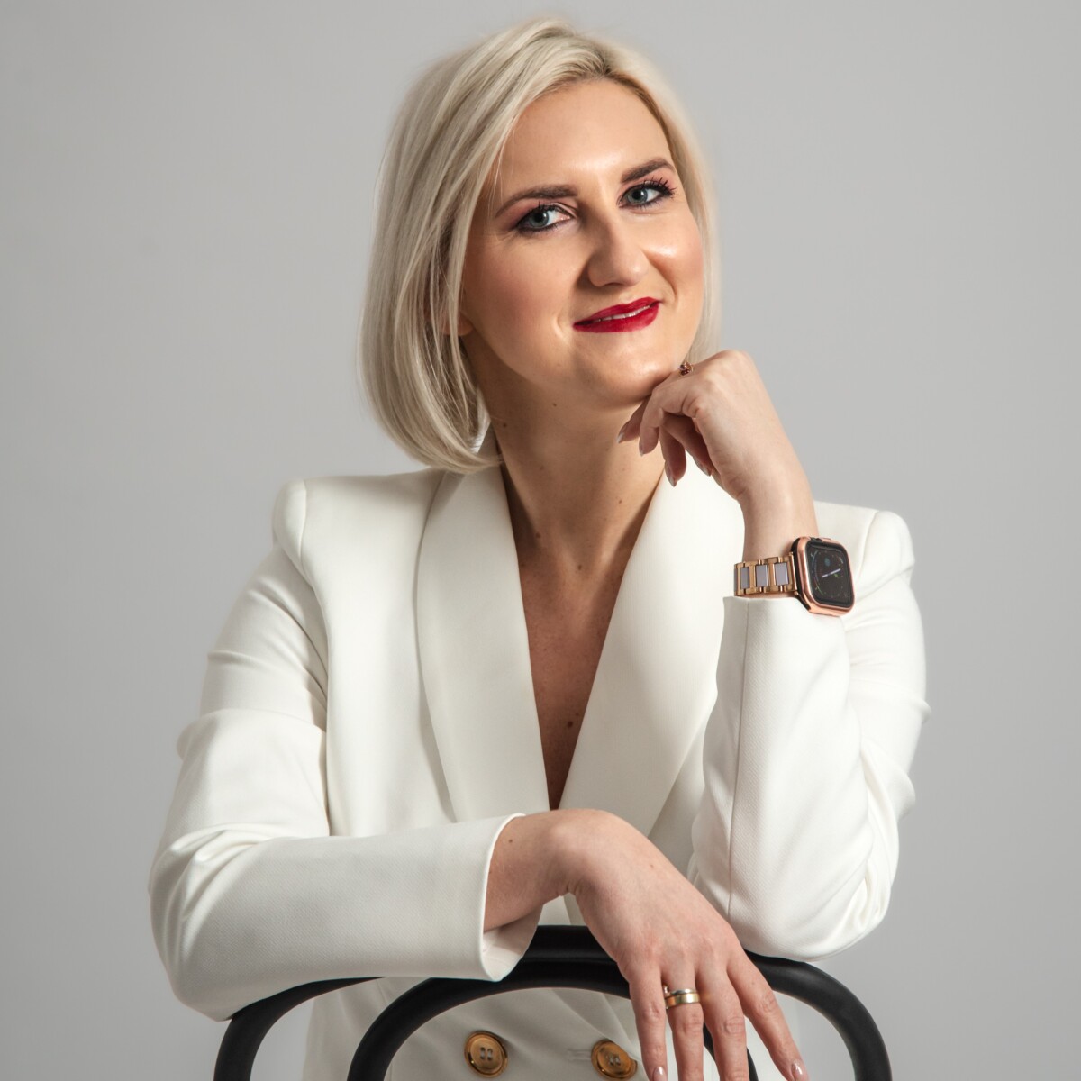 Ewa Gardyańczyk-Wojnowska siedzi na krześle i patrzy w obiektyw.